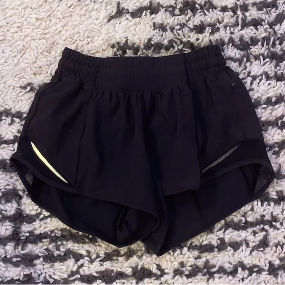 Black lululemon hotty hots 2.5” inseam